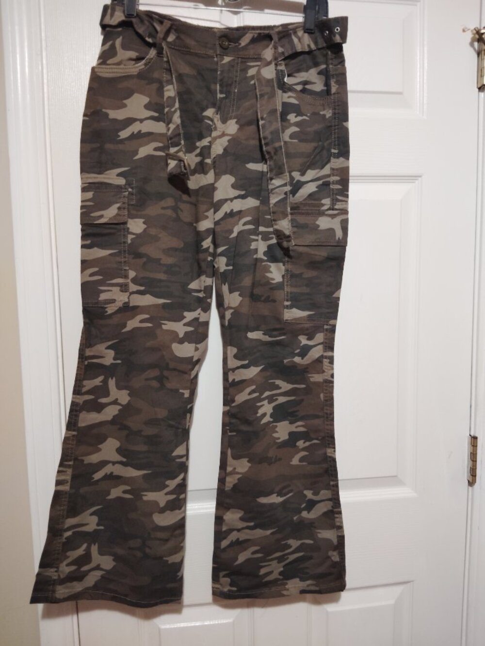 Gen glam Women's camouflage cargo Pants size 11/30 belt loops, 98% Cotton